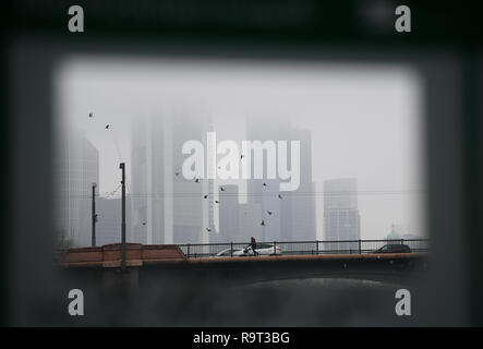 Frankfurt am Main, Allemagne. 29 Dec 2018. Une fenêtre 'comment' sur les rives de la principale offre une vue de la banque, le dessus des tours qui sont couverts dans le brouillard. Photo : Arne Dedert/dpa dpa : Crédit photo alliance/Alamy Live News Banque D'Images