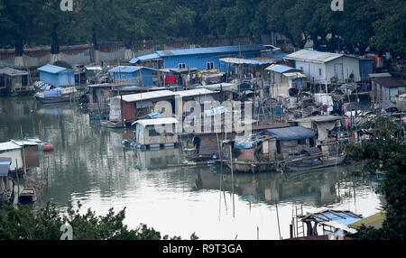 06 décembre 2018, de la Chine, Canton (Guangzhou) : un petit port avec des bateaux. Photo : Britta Pedersen/dpa-Zentralbild/ZB Banque D'Images