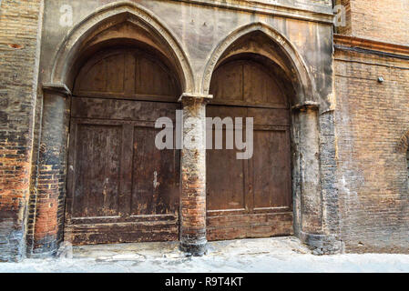 Arche en bois traditionnel en brique, porte sur l'époque médiévale à Sienne. Italie Banque D'Images