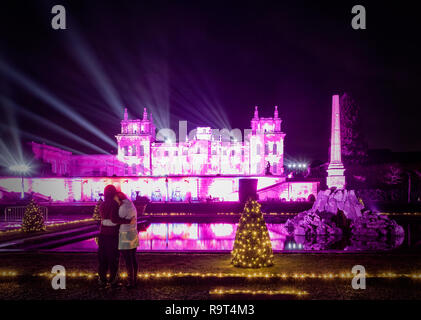 Le Palais de Blenheim et de l'eau terrasse illuminée avec des lumières de Noël avec show laser dans le ciel nocturne. Banque D'Images