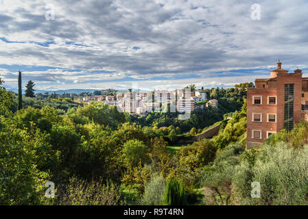 Vue sur la ville de Sienne et Chiesa di San Sebastiano dans de Vallepiatta rue Via Fosso di Sant'Ansano. Italie Banque D'Images