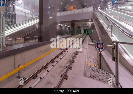 AMSTERDAM, 20 janvier 2018 - Ouverture de la porte du métro d'Amsterdam à la ligne Nord Sud visiteur avant le lancement officiel en six mois plus tard Banque D'Images