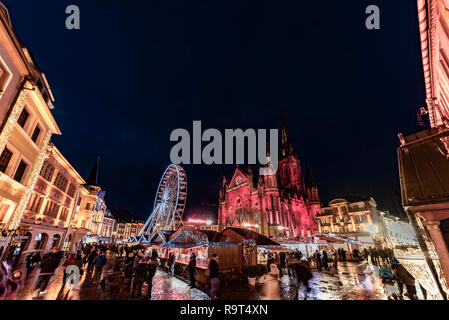 MULHOUSE, 28 décembre 2017 - Marché de Noël au soir devant la Cathédrale, France Banque D'Images