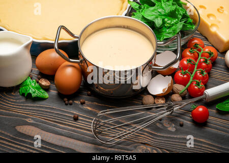 Le sablé de la pâte à cuire la quiche et tarte aux ingrédients dans la forme Banque D'Images