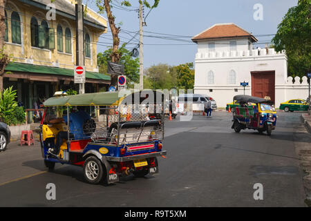 Deux tuk-tuks à Bangkok, Thaïlande, trois-roues mini-taxis faisant un revirement simultanée ; en face de Wat Po (Wat Pho) Banque D'Images