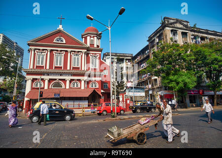 L'église catholique rouge de Sainte-Thérèse, parfois appelée église portugaise, à Charni Road, Girgaum (Girgaon), Mumbai, Inde Banque D'Images