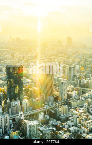 Concept d'affaires de l'Asie de l'immobilier et de la construction - urban city skyline vue aérienne sous ciel bleu et soleil à Tokyo, Japon Banque D'Images