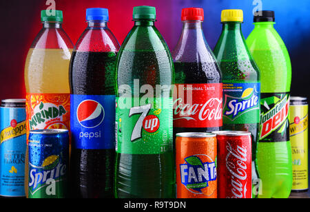 POZNAN, POLOGNE - NOV 16, 2018 : Bouteilles et canettes de boissons gazeuses, y compris les marques mondiales de produits Coca-cola et Pepsico Banque D'Images