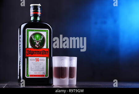 POZNAN, Pologne - 29 NOV 2018 : Bouteille de Jagermeister, Allemand digestif à base de 56 herbes et épices, le produit phare d'Mast-Jagermeister SE Banque D'Images