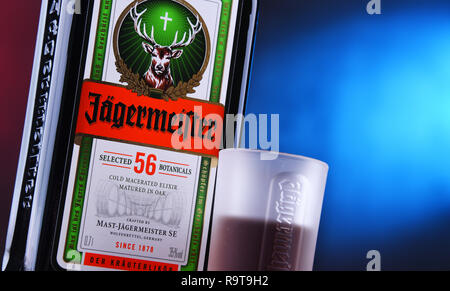 POZNAN, Pologne - 29 NOV 2018 : Bouteille de Jagermeister, Allemand digestif à base de 56 herbes et épices, le produit phare d'Mast-Jagermeister SE Banque D'Images