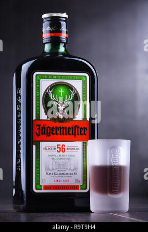 POZNAN, Pologne - 29 NOV 2018 : Bouteille de Jagermeister, Allemand digestif à base de 56 herbes et épices, le produit phare d'Mast-Jagermeister SE Banque D'Images