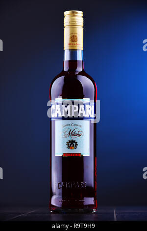 POZNAN, Pologne - 29 NOV 2018 : Bouteille de Campari, une liqueur alcoolisée contenant des fines herbes et de fruits (y compris chinotto et cascarilla), inventé en 186 Banque D'Images