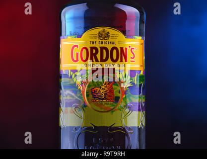 POZNAN, POL - 12 déc 2018 : bouteille de Gordon's London Dry, une marque de la meilleure vente de London Dry Gin. Il est administré par la British spirits comp Banque D'Images