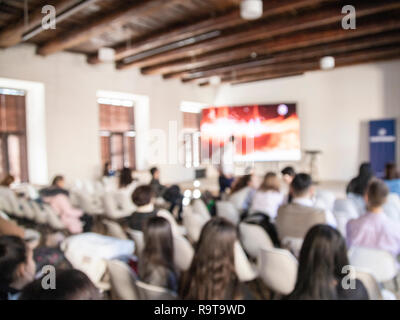 Concept de l'éducation, les étudiants et les hommes d'affaires et trouble femmes étudiant en grande salle avec écran et projecteur pour l'affichage d'informations personnes enseignant Banque D'Images