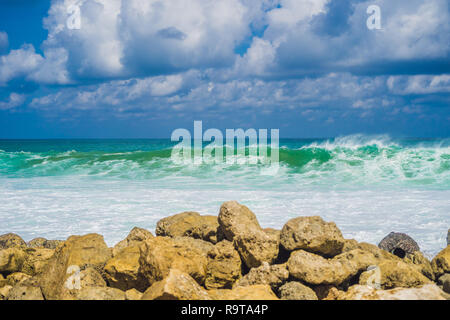 Rolling wave Turquoise claquant sur les rochers de la côte Banque D'Images
