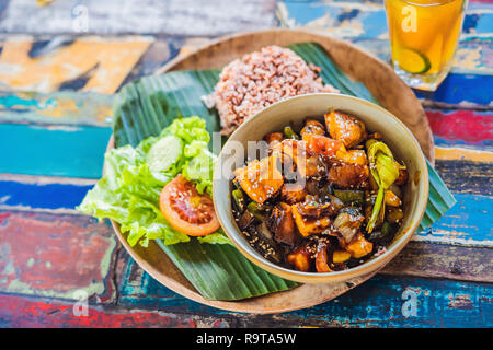 Repas balinais populaires de riz avec variété de plats qui sont servis avec le riz et plus en option Banque D'Images
