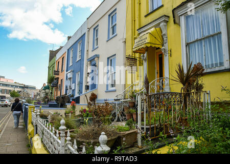 TENBY, Pembrokeshire, Pays de Galles - AOÛT 2018 : rangée de maisons d'hôtes offrant un hébergement de type bed & breakfast dans la ville balnéaire de Tenby dans l'ouest du pays de Galles. Banque D'Images