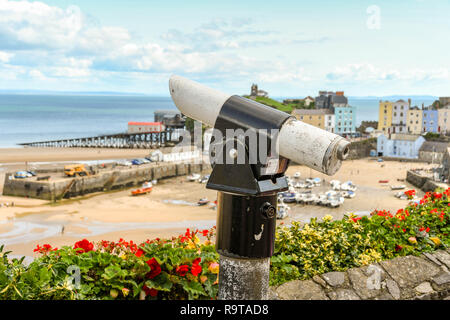 TENBY, Pembrokeshire, Pays de Galles - AOÛT 2018 : des jumelles pour les visiteurs pour voir le paysage à Tenby, Ouest du pays de Galles. Banque D'Images