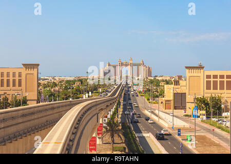 Dubaï, Émirats arabes unis - NOV 12, 2018 : Atlantis Hôtel voir de train monorail sur l'île artificielle Palm Jumeirah à Dubai, UAE. Ce monorail est la plus longue compl Banque D'Images