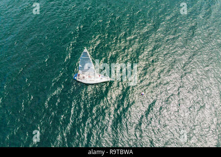 Voiliers de régate. Yachts et bateaux de série. photo de drone Banque D'Images