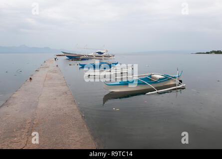 Les bateaux de pêche traditionnels à Tambisan Pier, près de l'île de San Juan, Sequijor, Visayas, Philippines, Asie du Sud, Asie Banque D'Images