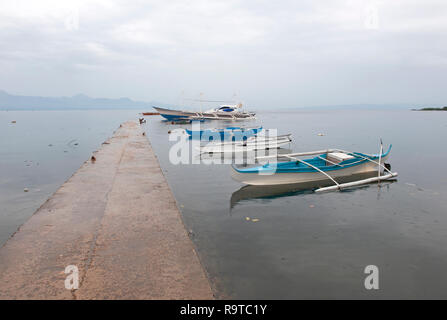 Les bateaux de pêche traditionnels à Tambisan Pier, près de l'île de San Juan, Sequijor, Visayas, Philippines, Asie du Sud, Asie Banque D'Images