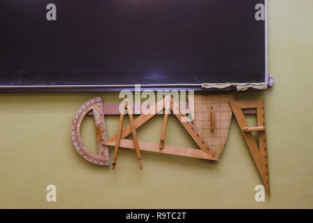 Les fournitures scolaires sur table en bois Banque D'Images