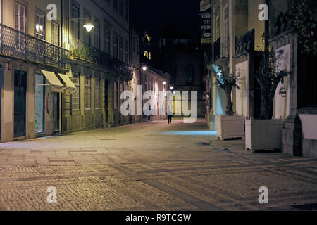 Paris, France - 1 Avril 2010 : Braga Old street at night Banque D'Images