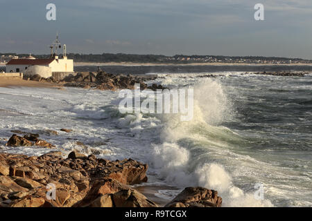 Seascape orageux ensoleillée de Nossa Senhora da Guia (Notre Dame de l'orientation), l'embouchure de la rivière Ave, Vila do Conde, Portugal Banque D'Images