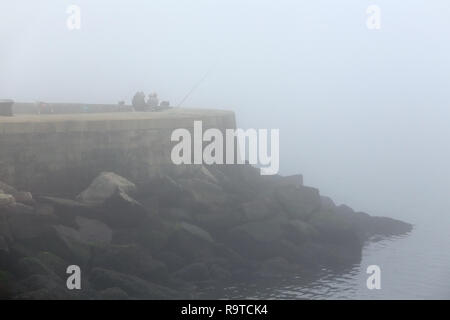 Pêcheurs sur la rive de la rivière Douro, sur un début de matinée brumeuse, Porto, Portugal Banque D'Images