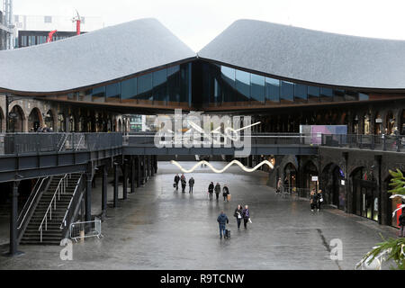 Les gens magasinent à Coal Drops Yard dans les Rois Zone de réaménagement transversal de Londres N1 Royaume-Uni KATHY DEWITT Banque D'Images