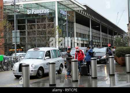 Avis de voyageurs & assurance sortir de taxi à St Pancras Station building Pancras Road à Kings Cross & Big Bus touristiques London UK KATHY DEWITT Banque D'Images