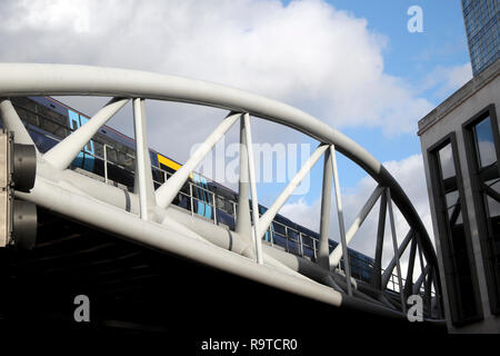 Train roulant sur viaduc pont ferroviaire à Londres Pont sur Borough High Street à Southwark, Londres du sud Angleterre UK KATHY DEWITT Banque D'Images