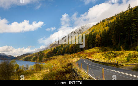 Thirlmere regardant vers la mosaïque de couleurs d'automne arbres & cloud serrant sur une montagne, puis dans la distance vers Keswick. Banque D'Images