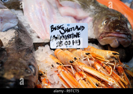 Borough Market stall de fruits de mer Crustacés Langoustines Shetland Meilleur vente de l'Écosse en novembre Southwark London England UK Sud KATHY DEWITT Banque D'Images