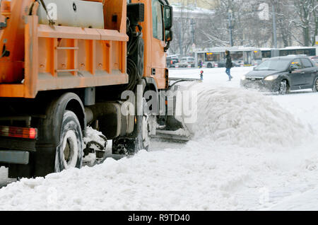 Nuit dans la ville la neige est tombée.Sa allé nettoyage véhicules de déneigement.Ils ont défriché les routes dans les rues de la ville. Banque D'Images