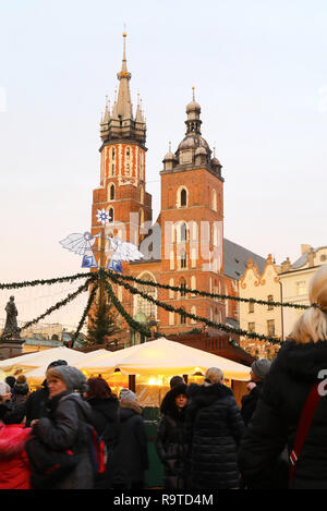 Le monument de l'église St Mary avec ses deux tours inégales, sur la place du marché, dans la vieille ville, à Cracovie, Pologne Banque D'Images