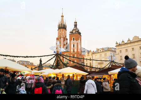 Le monument de l'église St Mary avec ses deux tours inégales, sur la place du marché, dans la vieille ville, à Cracovie, Pologne Banque D'Images