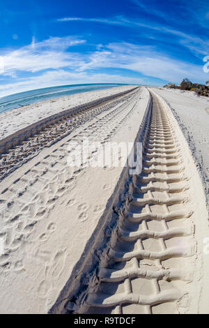 Les voies de la machinerie lourde dans le sable sur l'île de St George dans l'enclave ou oublié de la côte de la Floride aux États-Unis Banque D'Images