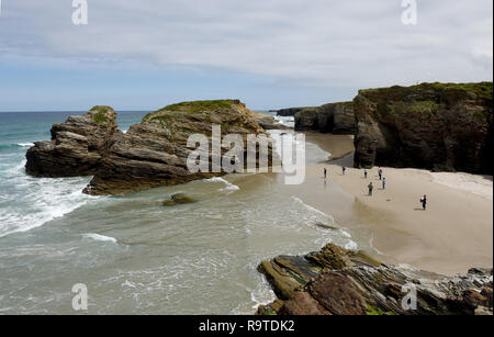 Rock formation à comme Catedrais beach 'plage des Cathédrales' ou Praia de Augas Santas dans la province de Lugo, sur la côte cantabrique, près de Ribadeo. Banque D'Images