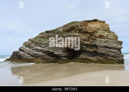 Rock formation à comme Catedrais beach 'plage des Cathédrales' ou Praia de Augas Santas dans la province de Lugo, sur la côte cantabrique, près de Ribadeo. Banque D'Images