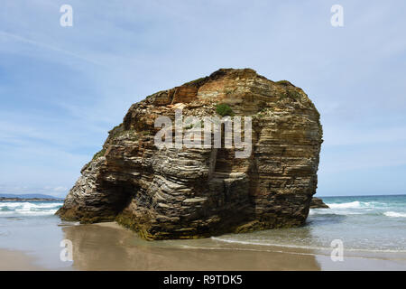 Rock formation à comme Catedrais beach 'plage des Cathédrales' ou Praia de Augas Santas dans la province de Lugo, sur la côte cantabrique, près de Ribadeo. Banque D'Images