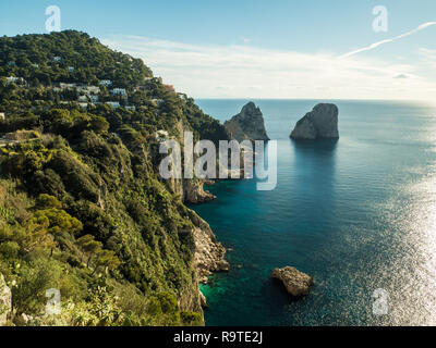 Faraglioni sur l'île de Capri, dans la région de Campanie, Italie Banque D'Images