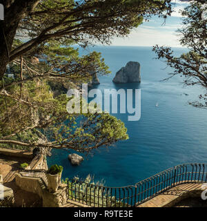 Faraglioni sur l'île de Capri, dans la région de Campanie, Italie Banque D'Images