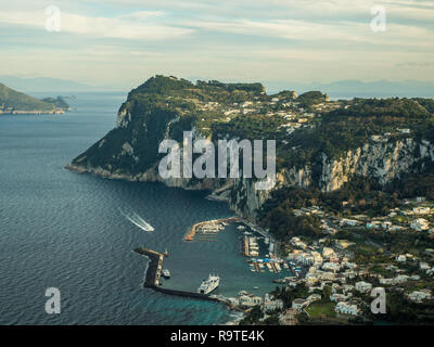 Vue de la Villa San Michele donnant sur Marina Grande, sur l'île de Capri, dans la région de Campanie, Italie Banque D'Images