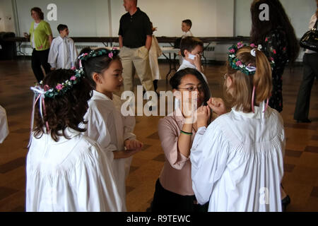 Middletown, CT USA. Mai 2009. L'enfant catholique jouer Patty Cake avant la célébration de la Première Communion. Banque D'Images