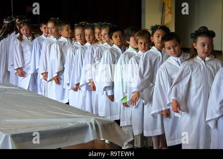 Middletown, CT USA. Mai 2009. Les jeunes enfants catholiques en longues robes blanches attendent en ligne pour recevoir leur première communion. Banque D'Images