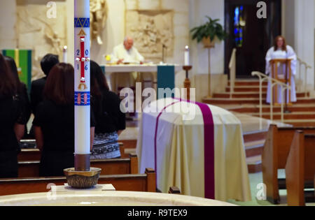 Une messe de requiem, également connu sous le nom de messe des morts est une messe dans l'Église catholique a offert pour le repos de l'âme d'une personne décédée, Banque D'Images