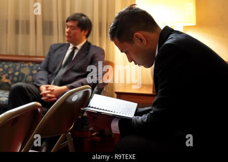 New York, NY, USA. Jun 2016. Membre de la famille survivant lire les derniers mots du départ de son journal. Banque D'Images