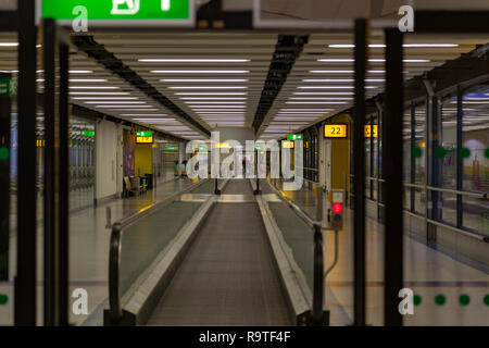 S'exécutant sur des trottoirs roulants dans le terminal sud de l'aéroport de Gatwick à Londres, Royaume-Uni Banque D'Images